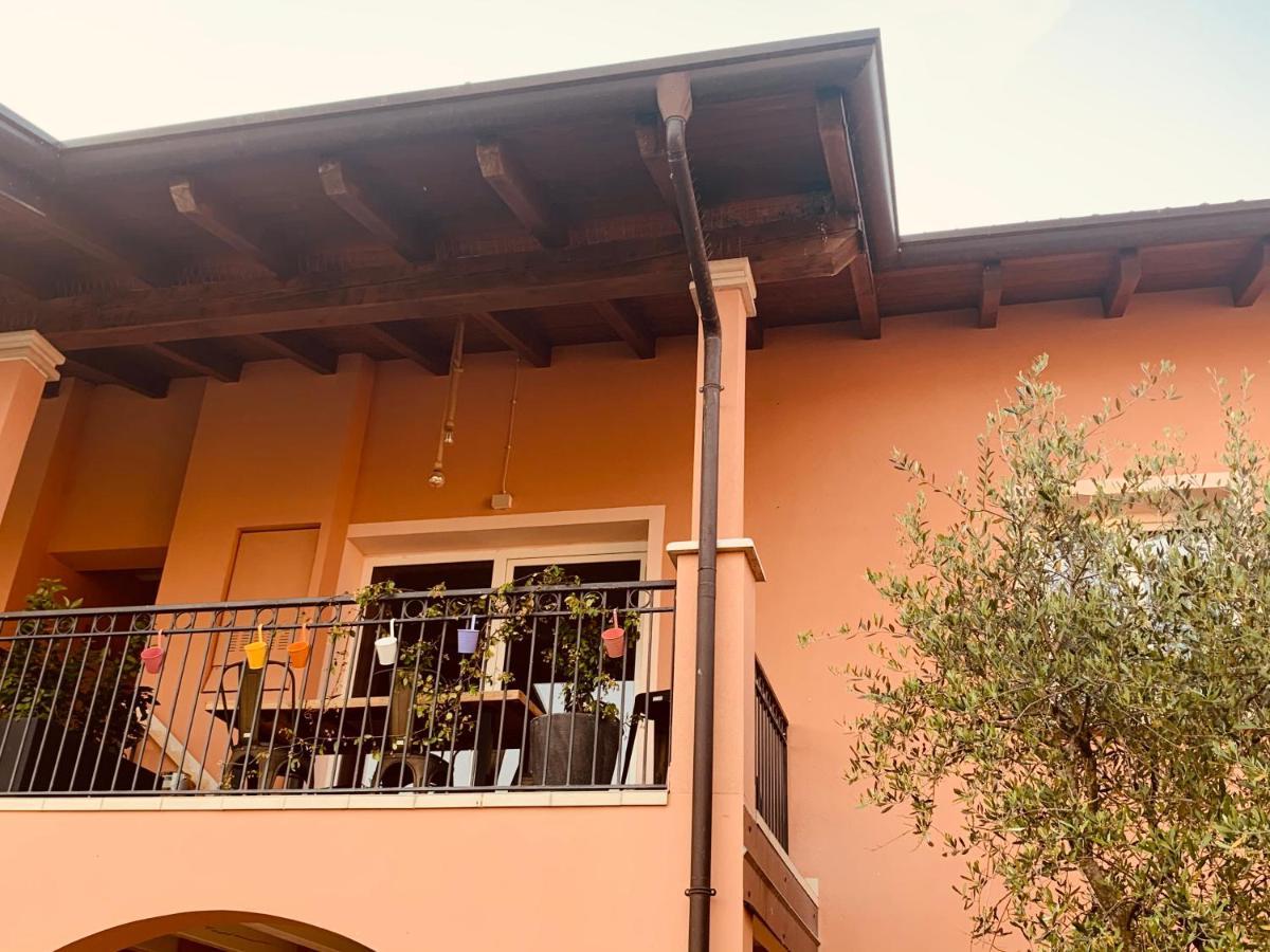 Charming Attic Apartment With Balcony & Swimming Pool Desenzano del Garda Exteriör bild
