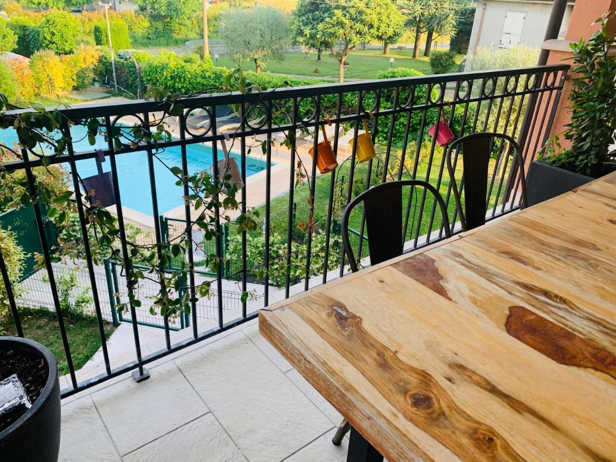 Charming Attic Apartment With Balcony & Swimming Pool Desenzano del Garda Exteriör bild