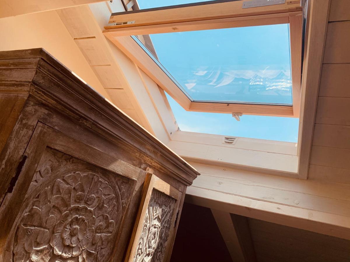 Charming Attic Apartment With Balcony & Swimming Pool Desenzano del Garda Exteriör bild