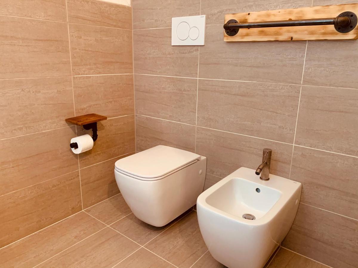 Charming Attic Apartment With Balcony & Swimming Pool Desenzano del Garda Exteriör bild